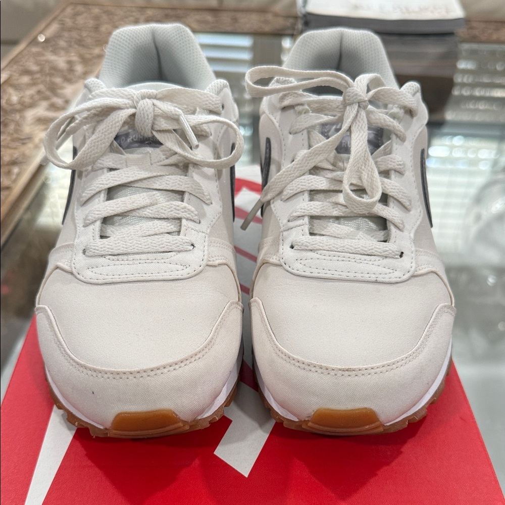 Nike Women's MD Runner 2 Sneakers EXCELLENT CONDITION - Picture 2 of 8